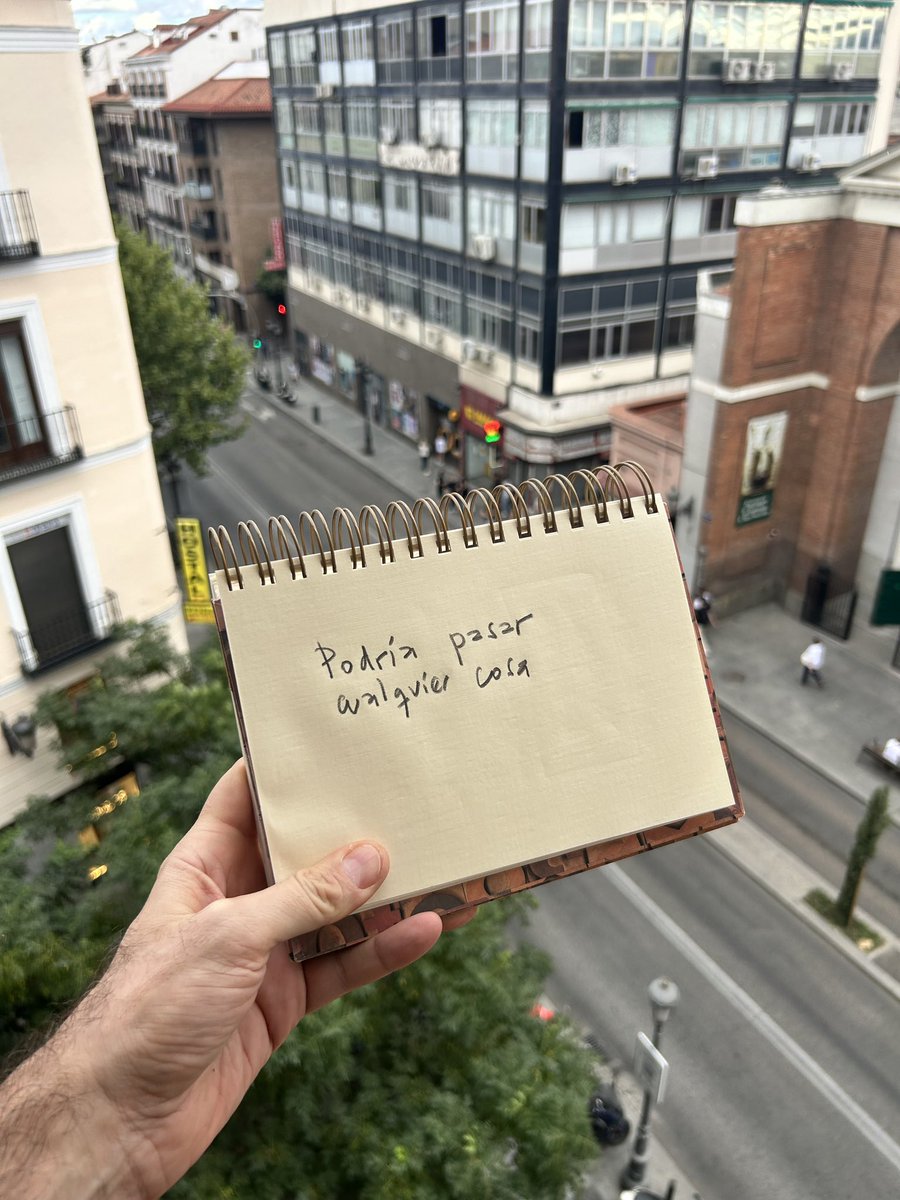 Esta semana llega a Réplika Teatro PODRÍA PASAR CUALQUIER COSA de Pablo Messiez, una pieza escénica que forma parte del proceso de creación de su próxima pieza. Contaremos con la participación del elenco de la obra y lxs alumnxs de 3º curso de la Diplomatura.

🕊️ 20 y 21 DIC