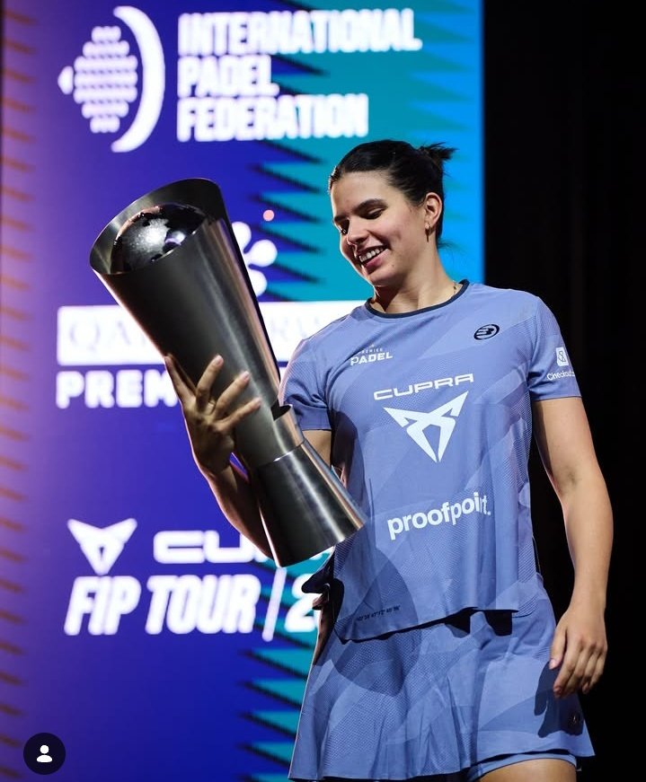 AgustinaSerra's tweet photo. Querida Delfi Brea, no hace falta ningun titulo de maestra porque ya lo sos siempre. Verte cumplir tu sueño de ser número 1 del mundo y llevar la bandera argentina a lo mas alto, es lo mas importante. Gracias 💙🤍💙 https://t.co/zQ37SS1wtL