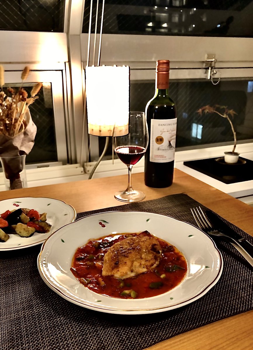 choh_u's tweet photo. 鶏肉のスカロッピーネ、カベルネソーヴィニヨンと。
#晩ごはん #晩酌 #宅飲み #スカロッピーネ #ワイン #赤ワイン #カベルネソーヴィニヨン
#dinner #homedinner #scaloppine #wine #redwine #cabernetsauvignon https://t.co/47u2m1PKNw