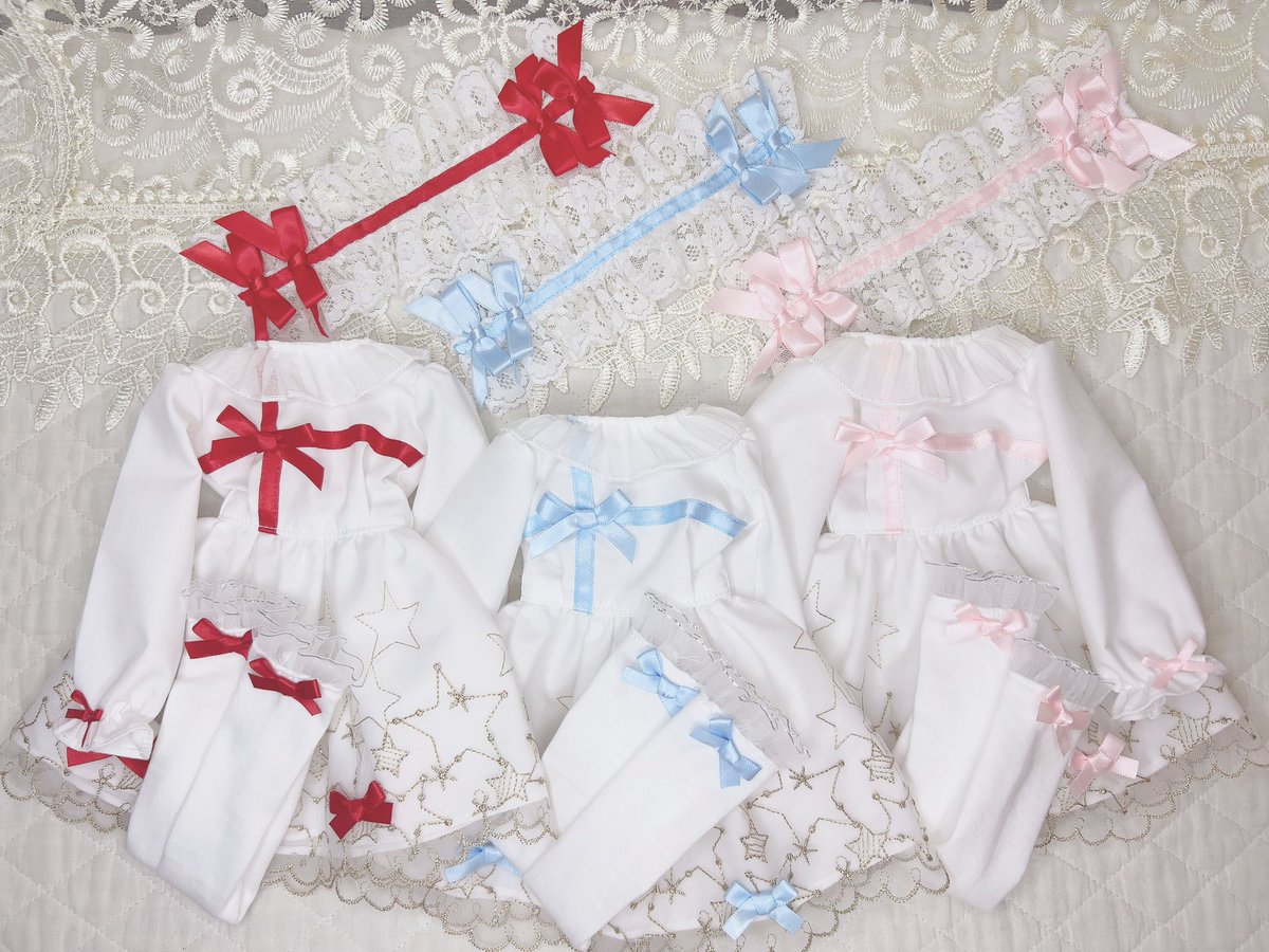 在庫はピンクと赤になりますが、BOOTHへの掲載が完了いたしました🎀
よろしくお願いします❣️

ソックスはどきどーるの定番、ニーハイルーズです💖

【セット】キラキララッピングリボンワンピース　MDD ワンピース　 | どきどき♡どーる(151.5) #booth_pm 1chi5.booth.pm/items/7762172