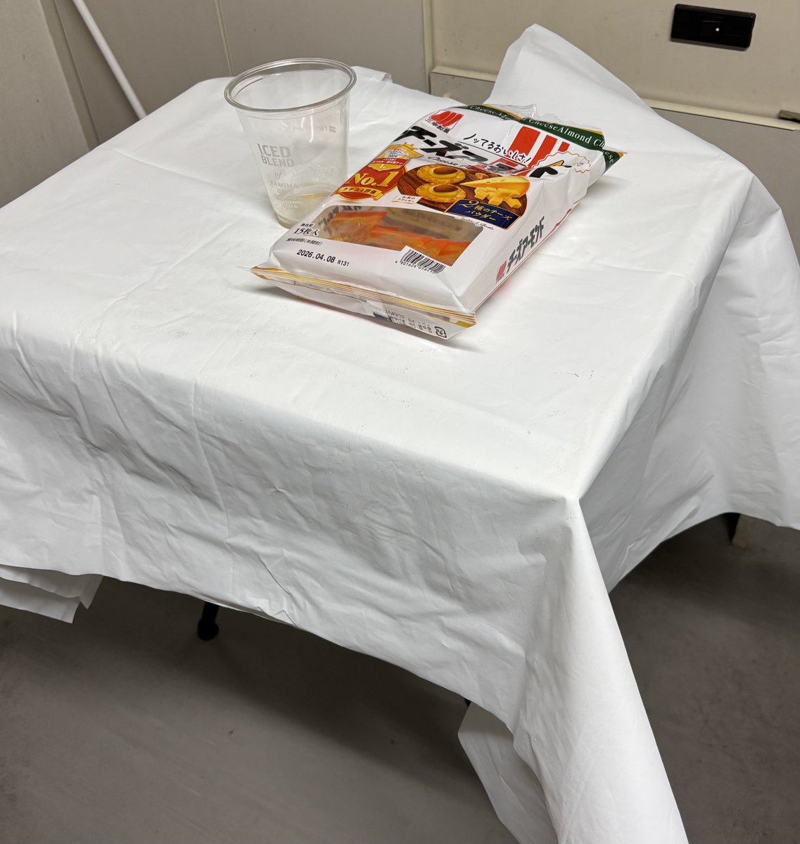 [その手があったか！]
フリップネタで使うイーゼルの背骨を抜いてダンボールを敷き、適当な布かぶせると机が完成！たまに机ない舞台あるので最悪これで代用、野外でのテーブルクロス引きも楽しめるよ
#どこでもマチャアキ