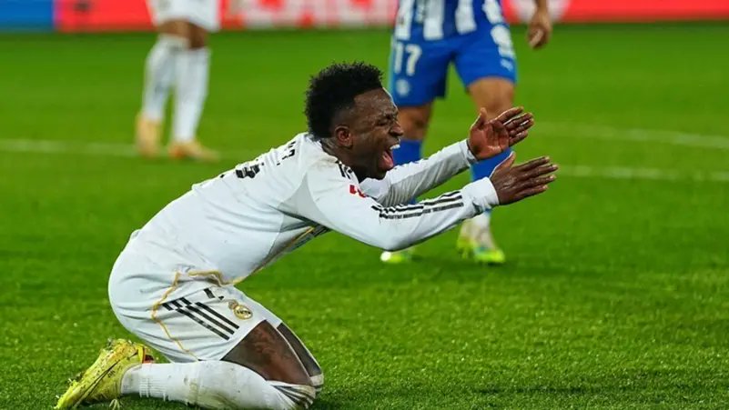 ريال مدريد يثور على التحكيم الإسباني. النادي الأبيض يصف الدوري بـ"نيغريرا القذر" بعد عدم احتساب ركلة جزاء واضحة لفينيسيوس أمام ألافيس، ويؤكد أن يد الفريق مقيدة وأن تقنية الفيديو "فار" لم تُستخدم بشكل عادل 