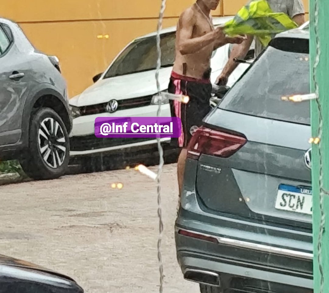 infcentral's tweet image. 🚨 #Chuy En la mañana de este lunes, una persona fue vista en la vía pública portando un cuchillo y usando un chaleco tipo cuidacoches, lo que generó preocupación.

🔎 No está confirmado que sea un cuidacoches habilitado: habría usado un chaleco similar.