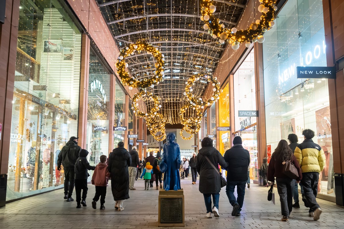 Dates for your diary 📅

Thursday night is the last night of late night shopping with stores open until 8pm. 

Stores will close at 4:30pm on Christmas Eve to allow their teams to get home for Christmas. 

Selected stores will be open on Boxing Day and New Year's Day.