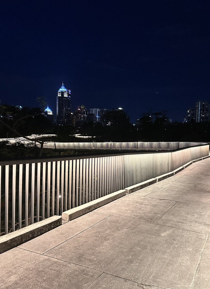 sapiennn's tweet image. เราแนะนำสวนเบญจกิติ 
จะไปเดท เดินเล่น หรือถ่ายรูป แนะนำให้ไปช่วงเย็นมู้ดดีมาก ท้องฟ้าสวย ช่วงกลางคืนก็ดีบนสะพานจะเปิดไฟสวยมากกกกก