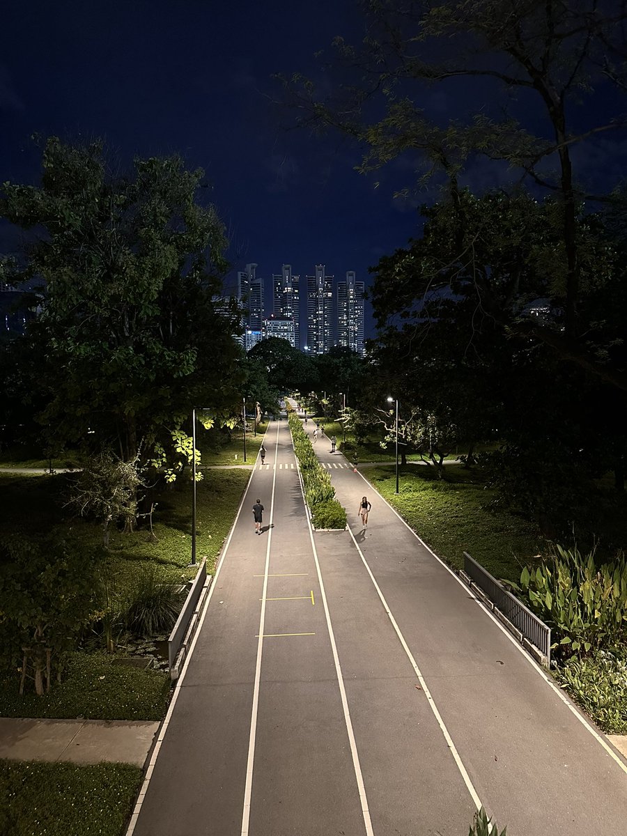 sapiennn's tweet image. เราแนะนำสวนเบญจกิติ 
จะไปเดท เดินเล่น หรือถ่ายรูป แนะนำให้ไปช่วงเย็นมู้ดดีมาก ท้องฟ้าสวย ช่วงกลางคืนก็ดีบนสะพานจะเปิดไฟสวยมากกกกก