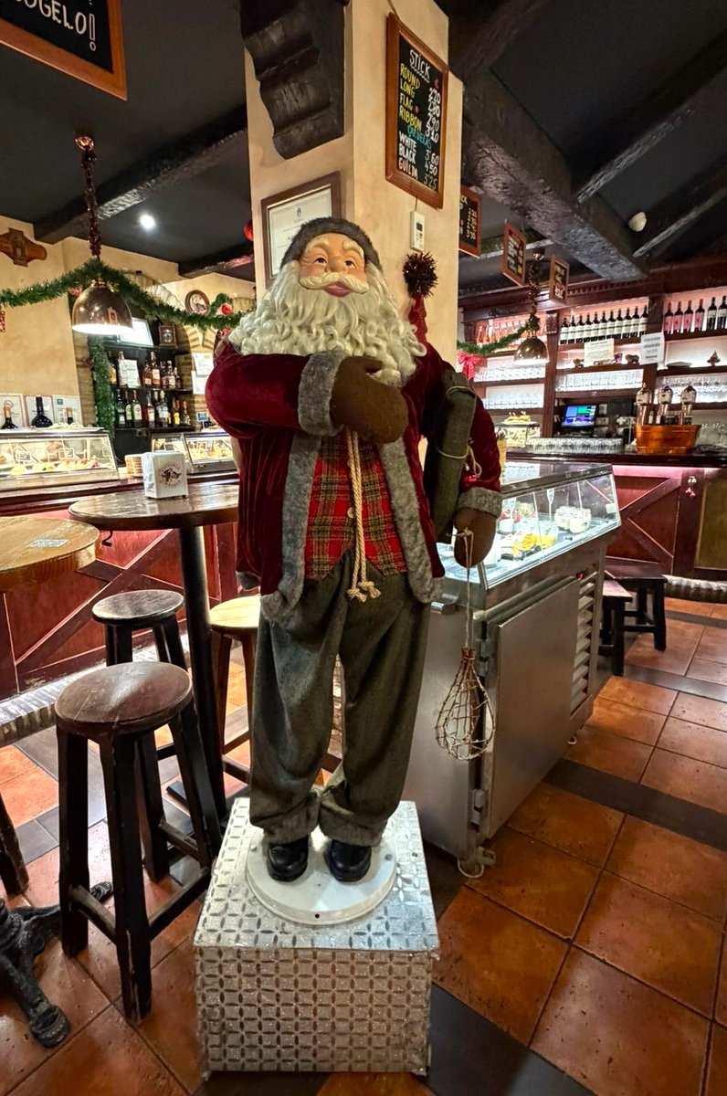 RenoirGuides's tweet image. #andalusia #malaga A visit to this classic #marbella bar La Taberna Del Pintxo to taste and enjoy the famous #pintxos. Bread topped with a range of sausage, peppers, and anchovies, etc. Also, try the hot tapas. A much more authentic feel than the other bars dotting the shorelines