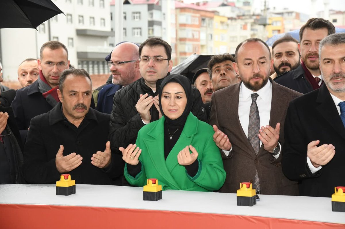 TrabzonAKKadin's tweet photo. 📍 Vakfıkebir
AK Parti İl Kadın Kolları Başkanımız Ayfer Cihan ve Teşkilat mensuplarımız,  Vakfıkebir Kapalı Otopark ve Pazar Yeri Çevre Düzenlemesi Projesi’nin Temel Atma Töreni’ne 
Katıldı. https://t.co/5ce9taeR6T