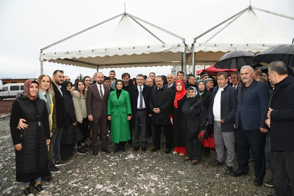 📍 Vakfıkebir
AK Parti İl Kadın Kolları Başkanımız Ayfer Cihan ve Teşkilat mensuplarımız,  Vakfıkebir Kapalı Otopark ve Pazar Yeri Çevre Düzenlemesi Projesi’nin Temel Atma Töreni’ne 
Katıldı.