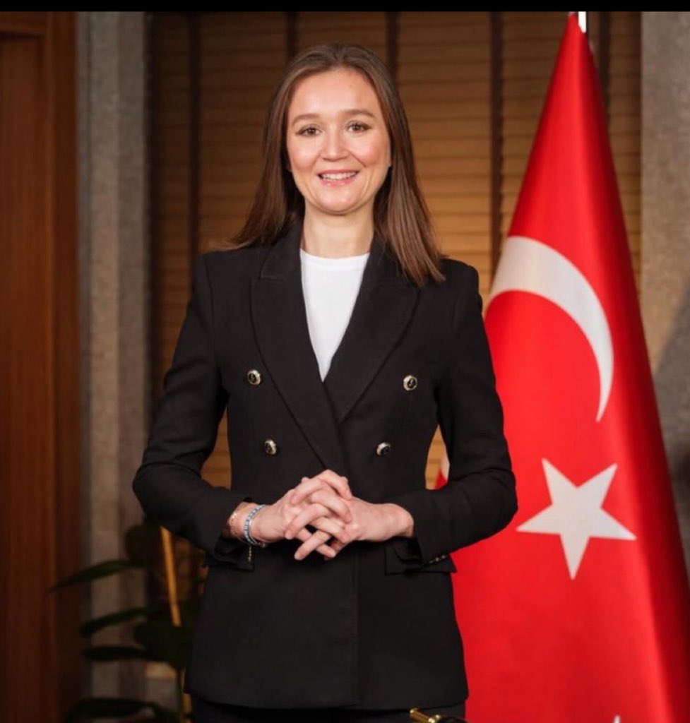 <a href="/eczozgurozel/">Özgür Özel</a> “Büyük bir şaşaadır ölüm,
ebruli nurlarla gelir…
Nasıl doğmakla başlarsa ölüm,
ölmekle başlar öyle hayat…” der Attila İlhan ; 
Ruhun şad olsun #GülşahDurbay