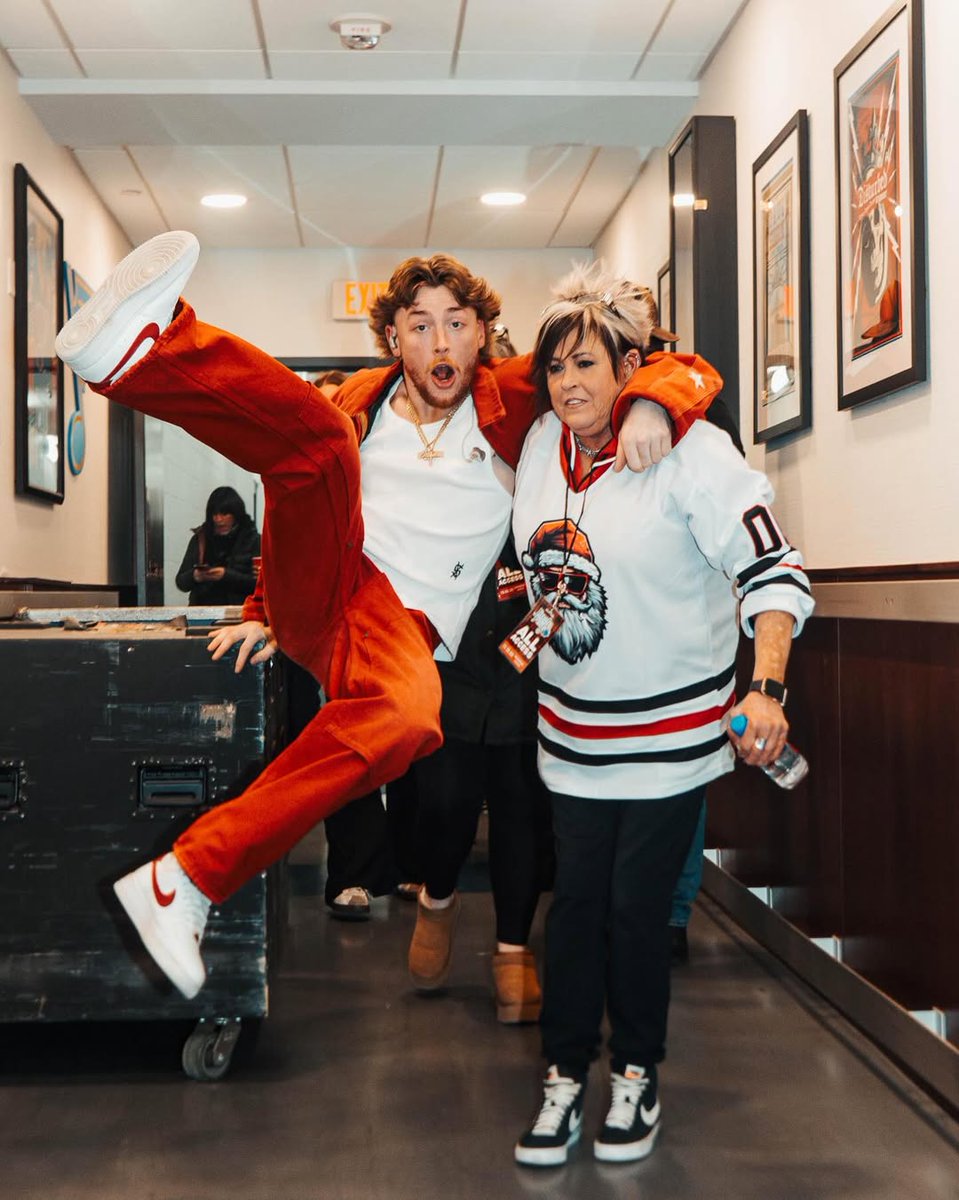 baileyzimmerman's tweet photo. Jingle Fest 2025🎅 https://t.co/r0OOoeuupt