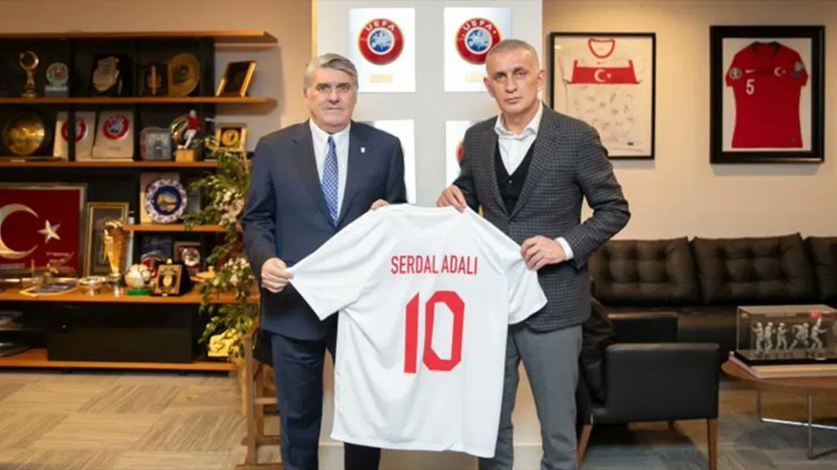 Efendi miyiz yoksa keriz mi?

Spor yorumcusu Bülent Bilirgen'in (<a href="/BilirgenBulent/">Bulent Bilirgen</a>)  duhuliye.com için kaleme aldığı köşe yazısı..

Detaylar: duhuliye.com/futbol/efendi-…

#Beşiktaş