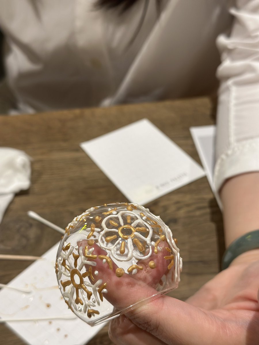 Allishflower's tweet photo. 誠品生活でWS開催しました。
個性あふれる作品が誕生！
みなさんかわいいオーナメントをつくってくれました^_^

ご参加いただきありがとうございました

ガラスオーナメントは、乾燥後リボンをつけてクリスマスツリーに飾ってくださいね

#アリーシュさんのワークショップ https://t.co/INtajTyJte