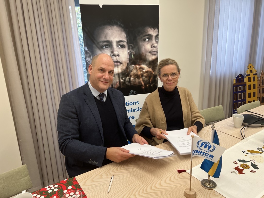 UNHCR_Arabic's tweet photo. في سفارة 🇸🇪 في عمّان، رفعت @Sida من تمويلها لأعمال المفوضية دعماً للسوريين!

بفضل هذه المساهمة الكريمة التي تبلغ حوالي 4 ملايين دولار، يمكننا أن نساعد عدد أكبر من الأشخاص، بما في ذلك:

💙السوريون الذين يختارون العودة الطوعية من ليبيا
💙الأشخاص داخل سوريا

#مع_اللاجئين https://t.co/1dv4S33TWj