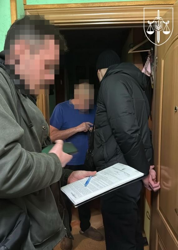 Правоохоронці викрили схему легалізації коштів, отриманих від оборонних контрактів. Загальна сума відмитих грошей становить понад 578 млн грн. 

Протягом 2023-2024 років посадові особи одного з підприємств оборонної сфери діяли у змові з організаторами так званого