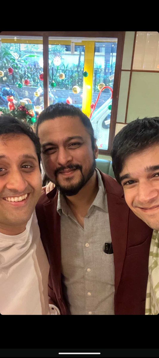 sayantansunnyg's tweet photo. Bombay, always so warm, always welcoming with arms spread as wide as its favourite matinee idol. #LonelyPeopleMeet https://t.co/ZiWVVh8bVS