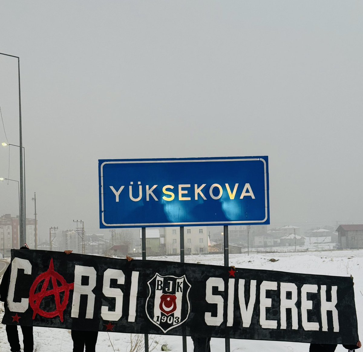 Yaşasın karlı çamurlu deplasmanlar🦅
Beşiktaş Kadın Futbol takımımızı Hakkaride yalnız bırakmadık.
#çArşıSiverek