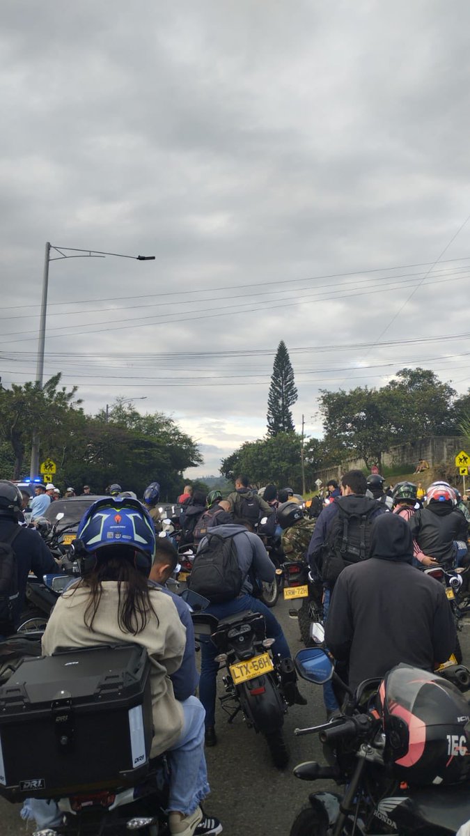 hernancadavidma's tweet image. Bloqueada la vía en el Aburrá Norte, Copacabana, Antioquia 

La amenaza de ataque por parte del ELN creando zozobra a 15 minutos de Medellín 

Mientras tanto ⁦@petrogustavo⁩ está ocupado llamando nazi al nuevo Presidente de Chile