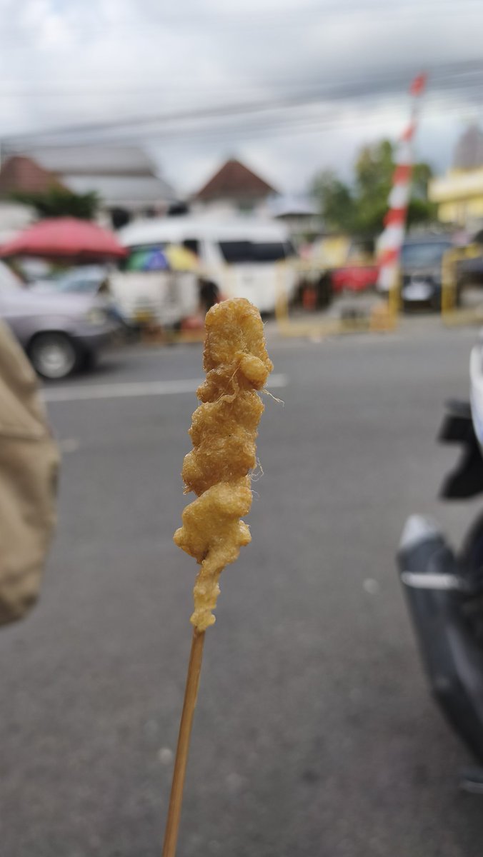 Stlh telor gulung, sempol is my loph. Apalagi nek sambel e saos kacang bukan cm saos sambel. 🤩