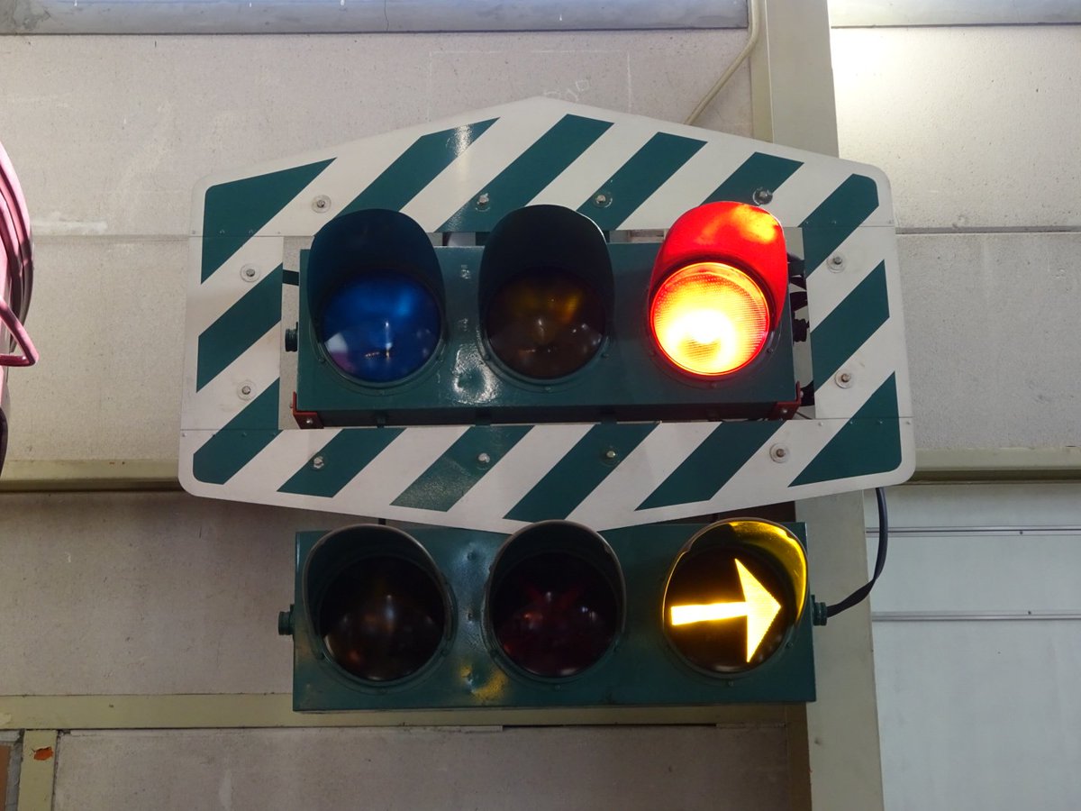 神戸市営地下鉄名谷車庫の市電エリアに珍しい信号機が😳 角型灯器で