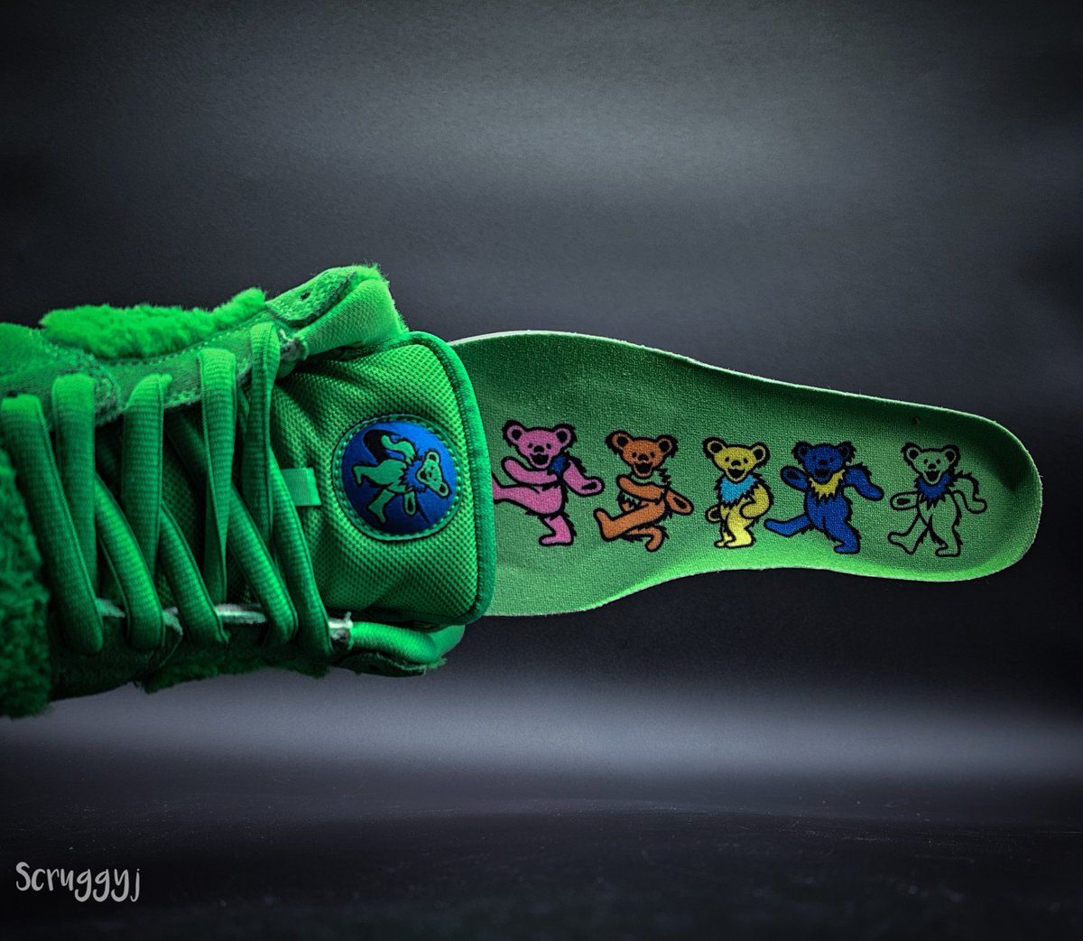 Scruggyj's tweet photo. Nike SB Dunk Low Grateful Dead Bears Green

I don't currently own this pair.  This belongs to a friend and was borrowed for the photos.

#ScruggyjSneakers
#sneakershots
#greatfuldead 
#greatfuldeaddunks 
#nikesb 
#sbdunks https://t.co/Yl6ynciDFY