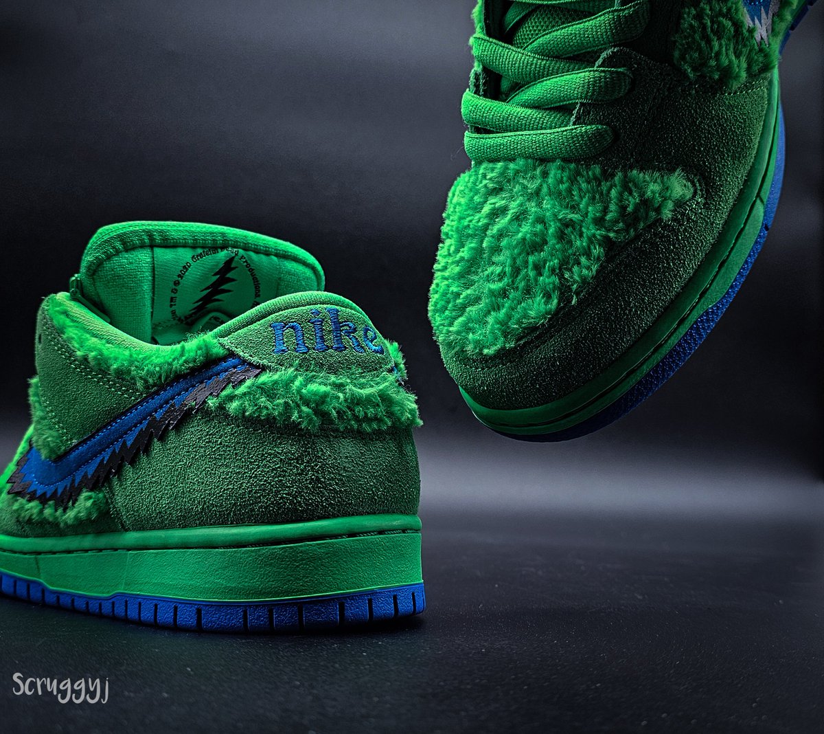 Scruggyj's tweet photo. Nike SB Dunk Low Grateful Dead Bears Green

I don't currently own this pair.  This belongs to a friend and was borrowed for the photos.

#ScruggyjSneakers
#sneakershots
#greatfuldead 
#greatfuldeaddunks 
#nikesb 
#sbdunks https://t.co/Yl6ynciDFY