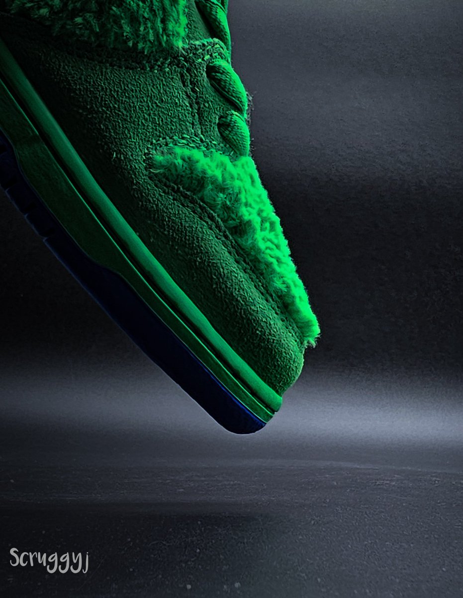 Scruggyj's tweet photo. Nike SB Dunk Low Grateful Dead Bears Green

I don't currently own this pair.  This belongs to a friend and was borrowed for the photos.

#ScruggyjSneakers
#sneakershots
#greatfuldead 
#greatfuldeaddunks 
#nikesb 
#sbdunks https://t.co/Yl6ynciDFY