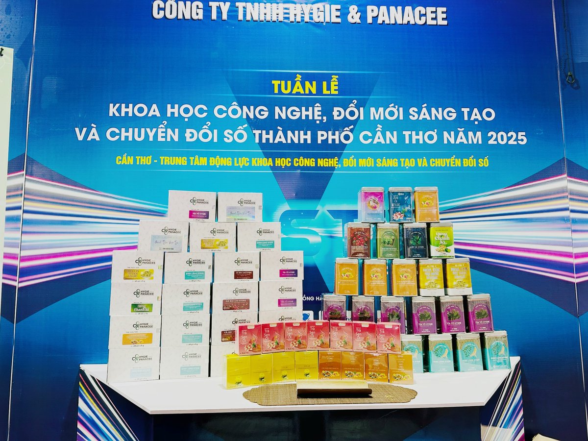 🌿 HYGIE TẠI CASTID 2025 - KHI LÀM KHOA HỌC CŨNG THẬT CHILL 🌿

Giữa những mảng màu chuyển động của công nghệ, gian hàng nhỏ của Hygie như một khoảng lặng mềm:

Nơi những bông sen trắng nở chậm,
Nơi những hộp trà xếp thành nhịp điệu,
Nơi hương thảo mộc