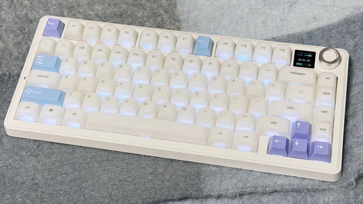 ___Dola's tweet photo. ��ういえば昨日の雑談で新しいキーボード自慢するだけしてどこのキーボードか言えてなかったので共有🙇‍♀️

本体
EPOMAKER X AULA F75 MAX　
Blue&amp;White&amp;Purple
（LEOBOG Reaper Switch）
※英字配列

キーキャップ
EPOMAKER AegisSil Keycap Set
White

#epomaker https://t.co/63VON3ZTtp