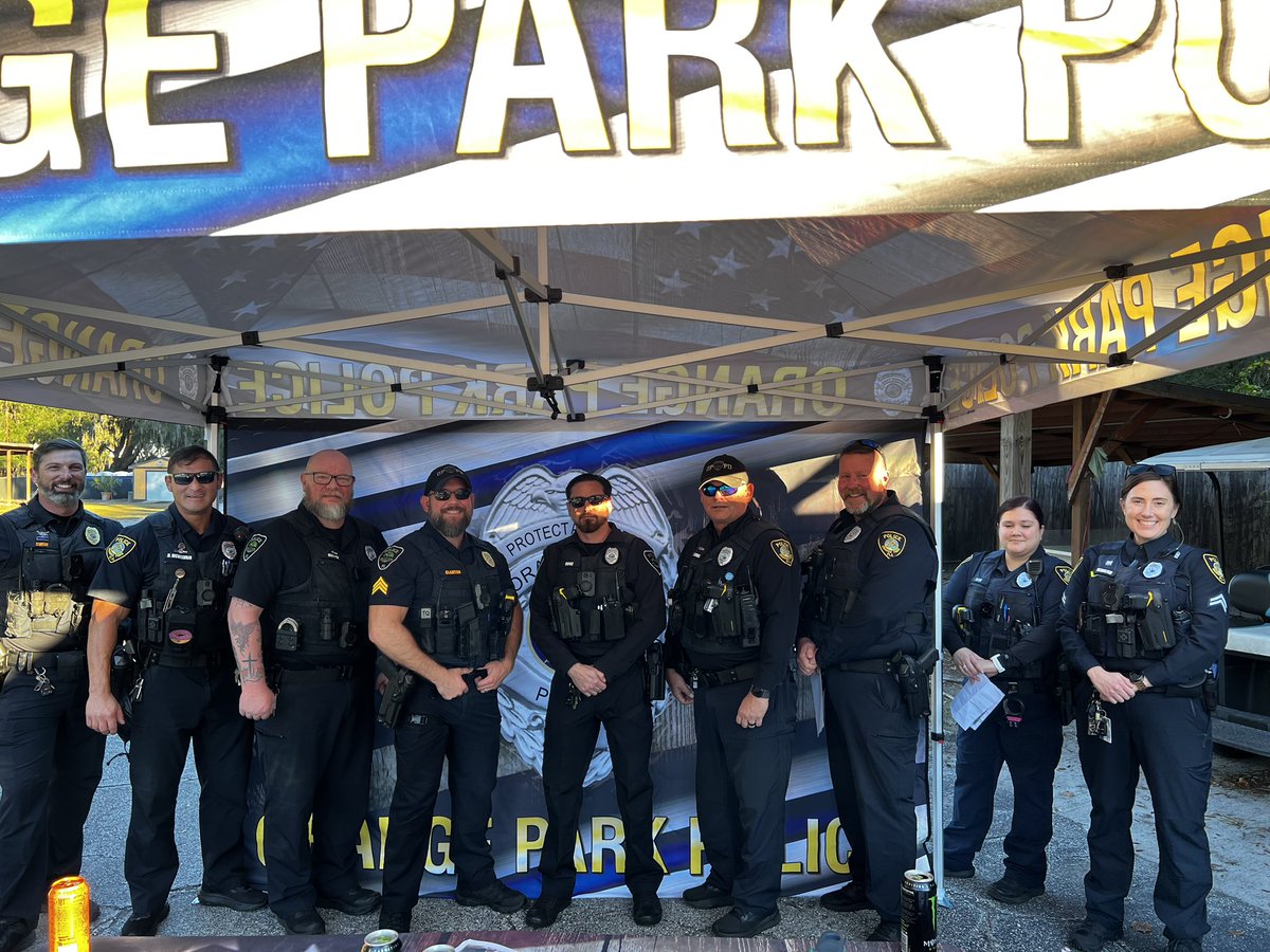 Friday evening, Best Bet Orange Park hosted Concert on the Green’s “Cocoa and Carols” Pictured below are some of our officers who handled security and traffic control for the event.   Very good turnout and plenty of delicious food from the vendors on site!