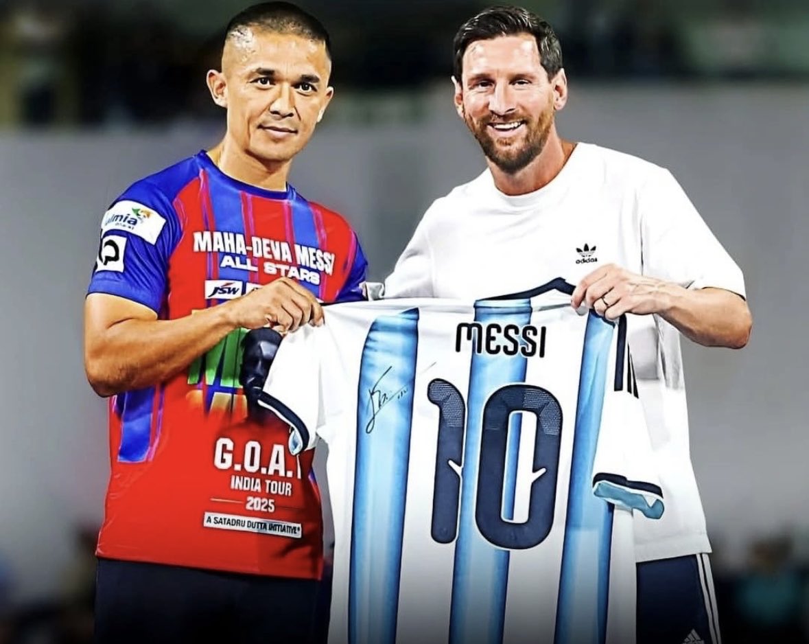 H_narayan_'s tweet photo. India's greatest footballer ever.wearing a jersey with some other player's picture on it.while welcoming him in front of Indians.

Something about this is very distasteful &amp; hurtful #MessiInIndia https://t.co/WP0PPjQCBY