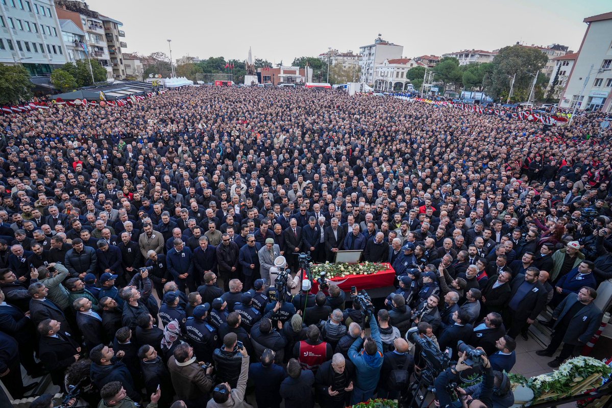 Canımız Gülşah…

Gençlik kollarından beri adım adım başarılarınla ördüğün hikayen bu çatının her bir kırmızı yelekli ferdinin ortak hikayesi. Yarım bırakmayacağız. 

Her daim aklımızda, yüreğimizde olacaksın. Yattığın yer incitmesin. Başımız sağ olsun.