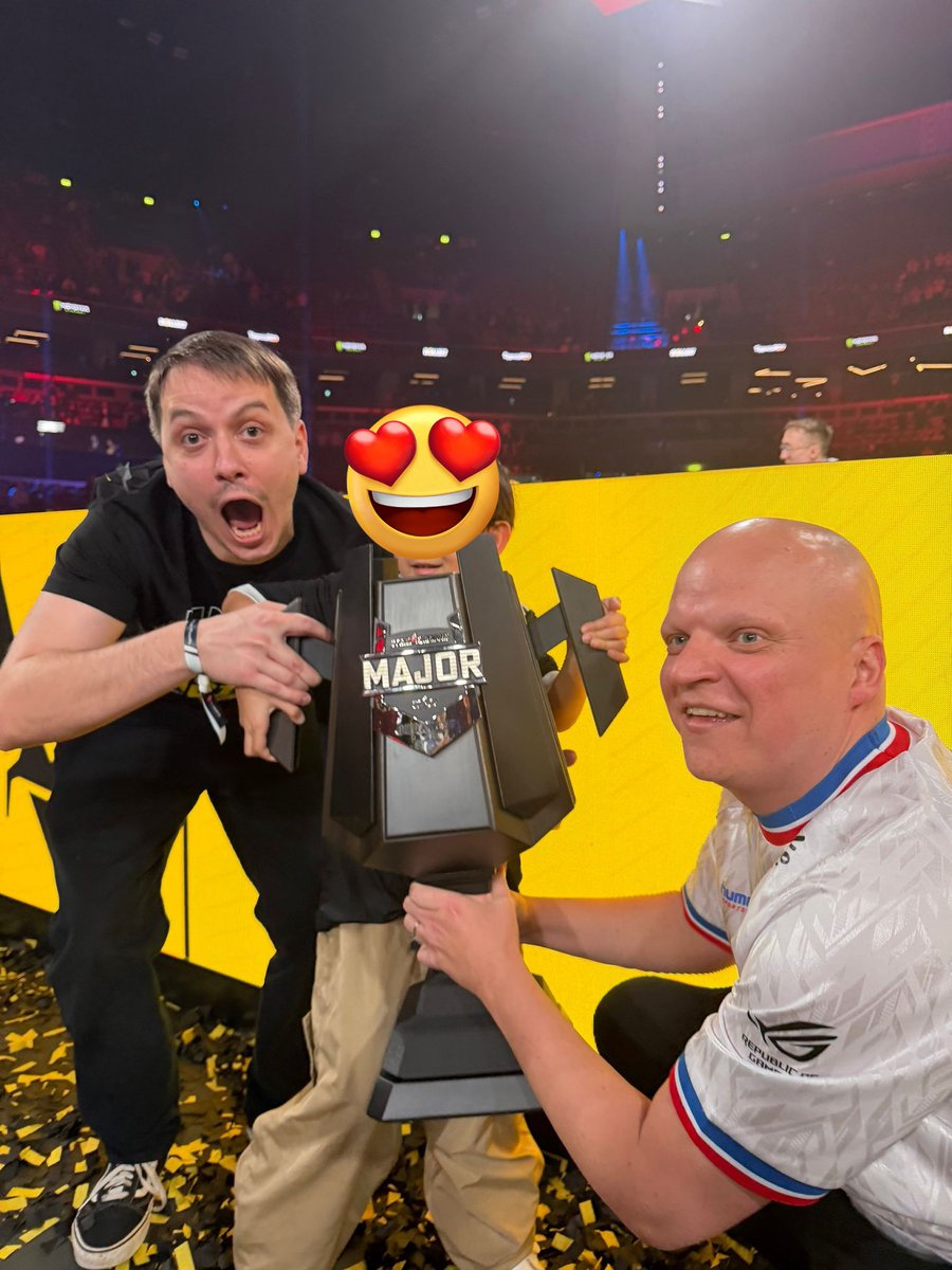 MarieCPalot's tweet image. Je viens de retrouver ma famille : j'apprends que mon fils a signé des maillots (vous êtes trop gentils il était trop content 🥺❤️) , je vois des vidéos ou il est dans les bras de son goat of the goat @zywoo , ou ramasse des confettis depuis la scene...il a vécu un sacré WE ✨️