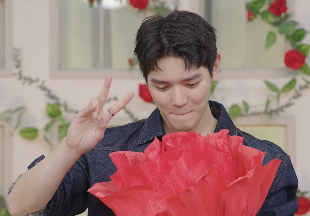 Unfading_Sense's tweet image. 팔불출 애인이 왕따시만한 장미사와서
부끄러워하는 남친미 잇으시다