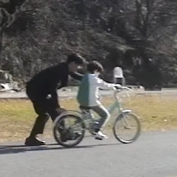 บาทหลวงต้องเป็นคนสอนหนูน้อยปั่นจักรยาน เพราะแม่ชีเพิ่งปั่นเป็น 5555555555555555