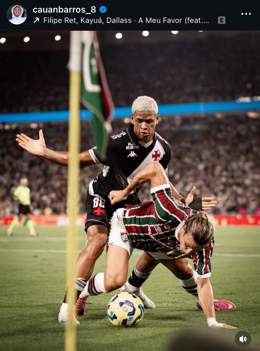 ricoutinha's tweet image. ele puxando a camisa pro barros sarrar mais forte