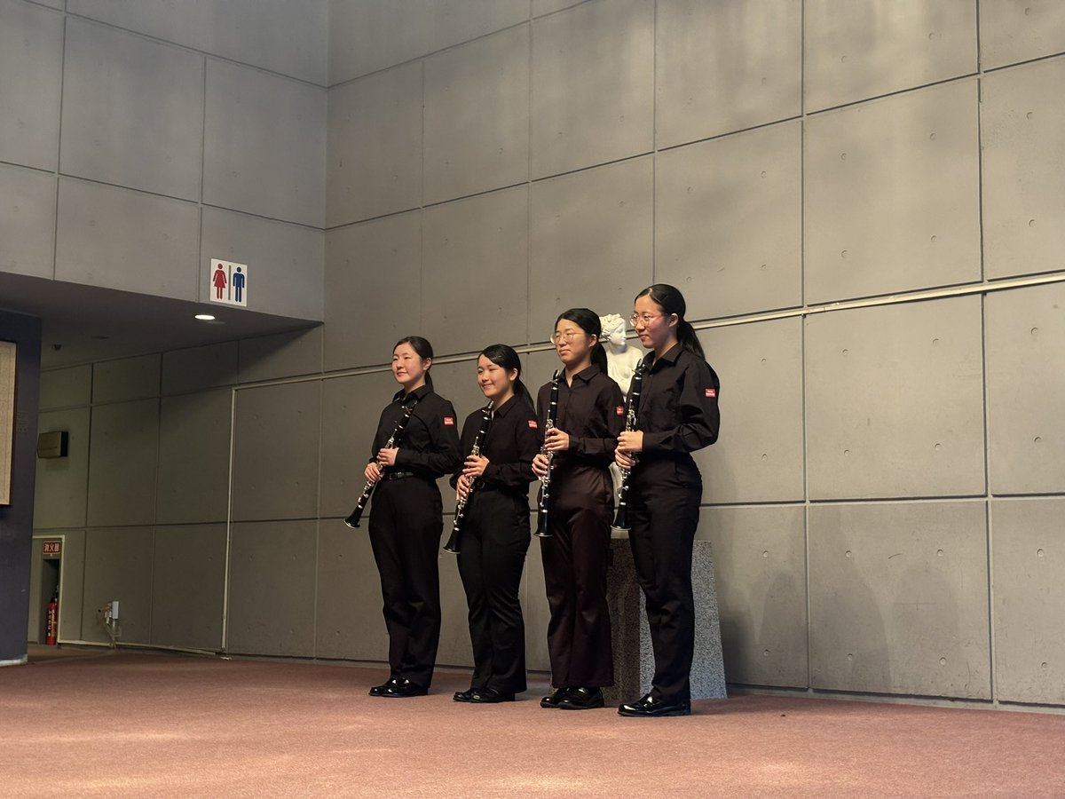 本日久喜総合文化会館にて行われました、第41回埼玉県アンサンブルコンテスト高等学校部門県大会にクラリネット四重奏が出場し、銀賞を頂きました。
これはご指導してくださった先生方をはじめ、応援してくださった保護者の方、皆様のおかげです。
これからも応援よろしくお願い致します。