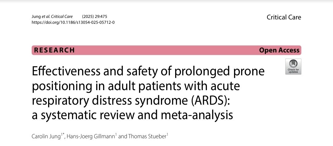 LeslieMegom's tweet photo. 🔰Eficacia y seguridad de la posición prona prolongada en pacientes adultos con SDRA🫁: Revisión sistemática y metanálisis
📝Notas cafeteras ☕️
🫁Effectiveness and safety of prolonged prone positioning (≥24 h) en ARDS adulto
Jung C, et al. Critical Care .
🔘Este documento es una revisión sistemática y un metaanálisis sobre la efectividad y seguridad del posicionamiento prono prolongado en pacientes adultos con síndrome de dificultad respiratoria aguda (SDRA).
🫁En adultos con SDRA en VM,¿Mantener a los pacientes en prono prolongado (≥24 h por sesión) comparado con prono estándar (<24 h) mejora desenlaces relevantes (mortalidad/oxigenación) y es seguro? 
☝🏻🤓Prono prolongado (≥24 h) en SDRA: ¿más tiempo = mejor?
🫁El prono “estándar”( ≥16 h/día) es una intervención con beneficio probado en SDRA moderado–severo cuando se inicia temprano y con ventilación protectora ( PROSEVA). 
🤔La duda clínica: ¿extender la sesión a ≥24 h continuas (PPP) mejora resultados o solo aumenta complicaciones?❓️
🔰Revisión sistemática  metaanálisis de ECA y estudios observacionales.📝
🛌Se incluyeron estudios que compararon el posicionamiento prono estándar (< 24 h) con el prolongado (≥ 24 h) en adultos con SDRA.🫁
🫁El posicionamiento prono prolongado (PPP) puede mejorar los resultados en pacientes con SDRA moderado a severo, pero también puede aumentar riesgos como lesiones por presión.
📝Resultados principales
🔘Mortalidad:☠️
🔹️No se encontró un efecto significativo en la mortalidad a 90  entre el PPP y el estándar.
☠️La mortalidad a corto plazo también mostró resultados no significativos, con un RR de 0.93 (IC 95% 0.69–1.24).
🔘Oxigenación
🔹️En el análisis disponible, no hubo mejora consistente en cambios de PaO₂/FiO₂ con PPP vs estándar. 🫁
🔹️Heterogeneidad en el momento de gasometrías y los estudios con mejor ajuste no reportaron efectos “más allá” de ~16 h en la primera sesión, limitando la inferencia sobre el “extra” de 24–48 h. ⏰️
🔘Seguridad (eventos adversos)
🔹️Evidencia actual NO respalda usar prono prolongado (≥24 h) ⏰️ 
⚠️NO demuestra beneficio en mortalidad, oxigenación ni seguridad, y la certeza es baja a muy baja. 
Pono temprano en SDRA moderado–severo con sesiones ≥16 h, ventilación protectora y objetivos claros. 
🔘PPP (≥24 h) vigilancia estricta de piel, ojos, nervios, vías/sondas y sedación. 
🔘Seguridad práctica: el posible “costo” del PPP podría ser lesión por presión y mayor complejidad de sedación/analgesia; la evidencia es incierta pero el riesgo clínico es real → protocolos de prevención y checklist son indispensables. ☝🏻🤓
🔰El total en posición prona y el cambio en la relación PaO₂/FiO₂ no mostraron resultados significativos.
🔰La revisión concluye que no hay evidencia clara que apoye la extensión de la duración de la posición prona más allá de 16 horas.
👇🏽👇🏽👇🏽👇🏽👇🏽👇🏽https://t.co/z8mGkKMCQF
🔐
https://t.co/5UYjI2slCF