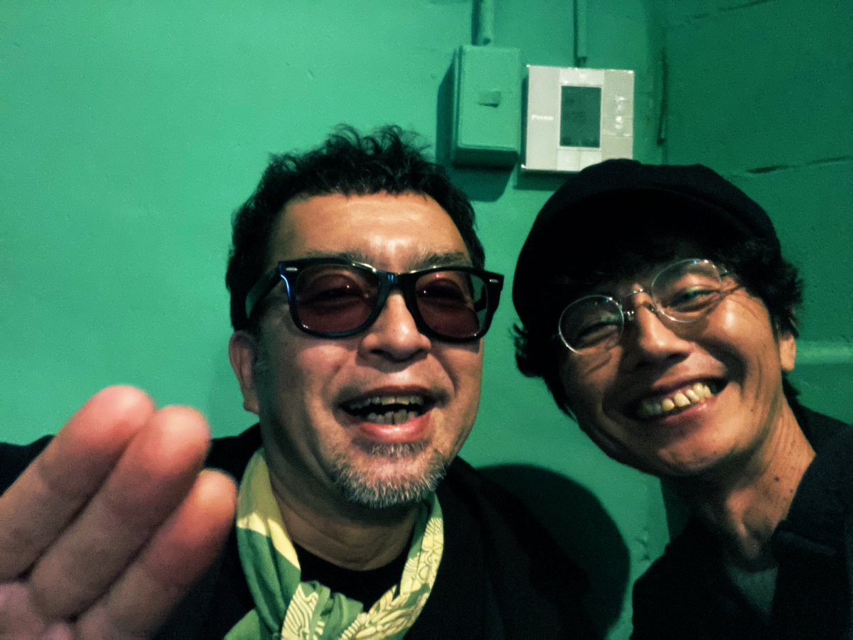 昨日は難波メレ本当にありがとうございました♪
昨日でイグワナズ今年のライブ無事全て終わりました。

前日の京都MUSEから2日間連続でライブやるのも久しぶりで楽しかったです。

今年はイグワナズも色々ありましたが、この3人で来年も皆さんに良い音楽を届けられる様にがんばります〜♪