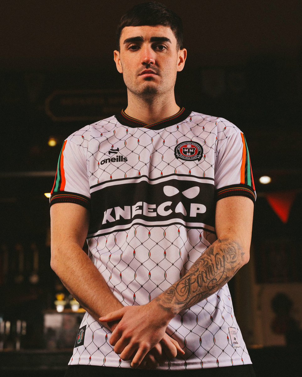 MundialMag's tweet image. Introducing… @bfcdublin’s new away shirt, in partnership with @KNEECAPCEOL. 

30% of profits go to ACLAÍ Palestine to build a community music studio in the occupied West Bank. A superb cause.