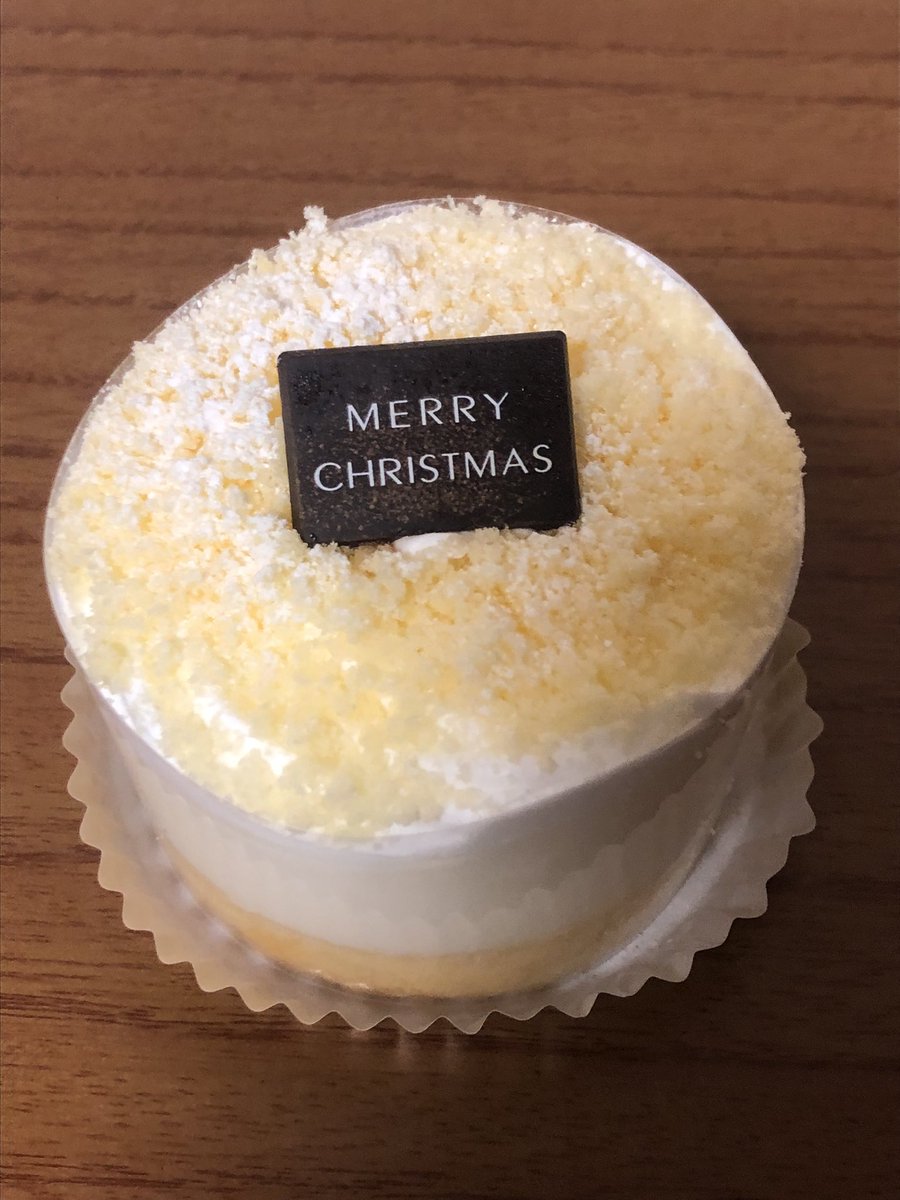 丸いケーキ買ってきた！🎂
クリスマスって書いてあるけど丸いからいいのだ😋