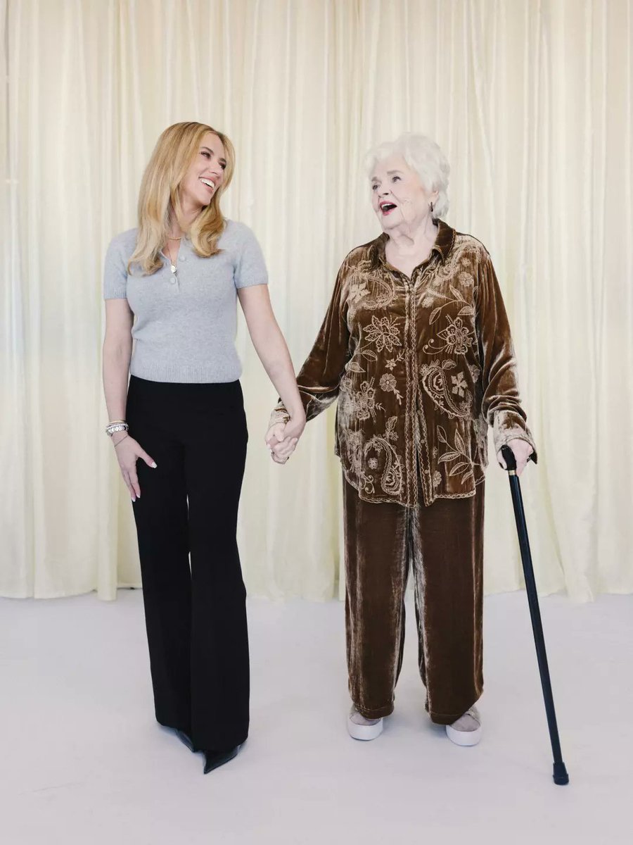 director Scarlett Johansson and her lead actress June Squibb

🎬🌟