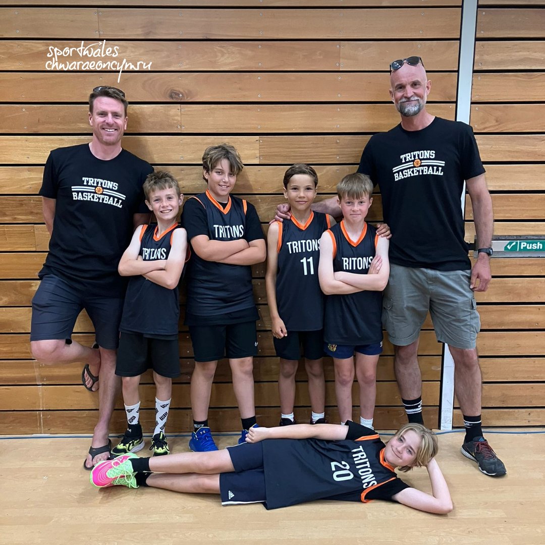 chwaraeon_cymru's tweet photo. Uchafbwynt y gwirfoddolwyr heddiw yw Richard Rees, sylfaenydd clwb pêl-fasged Tritons Sir Benfro, sydd wedi trawsnewid mynediad at chwaraeon yn yr ardal. 🏀

Fo sefydlodd Tritons Sir Benfro, gan greu clwb pêl-fasged mewn rhanbarth heb unrhyw ddarpariaeth o'r blaen, sy'n golygu nad oes raid i chwaraewyr lleol deithio pellteroedd maith mwyach i gymryd rhan. Lansiodd hefyd Gynghrair y Lleoliad Canolog, gan roi cyfleoedd chwarae rheolaidd i blant Dan 10 oed a Dan 13 oed - rhan hanfodol o Fframwaith Sylfeini Cymru a lansiwyd yn ddiweddar, y canllaw manwl sy'n helpu hyfforddwyr i ddarparu gweithgareddau chwaraeon a chorfforol diogel, hwyliog a datblygiadol i blant.

Ond nid dyma'r cyfan mae Richard wedi'i wneud... mae'r Tritons yn hynod gynhwysol ac ar agor i blant Dan 10 oed hyd at bobl hŷn.

Dywedodd Richard: "Efallai nad oes tâl am wirfoddoli, ond mae'n cyfoethogi eich bywyd chi mewn ffyrdd eraill. I bob un ohonom ni, roedd clywed y Ganolfan Hamdden yn llawn sŵn peli pêl-fasged yn bownsio a phlant yn cael hwyl yn wirioneddol werthfawr." ✨

Mae ymrwymiad Richard i ddarparu cyfleoedd i unrhyw un sy'n angerddol am bêl-fasged yn gwbl ysbrydoledig. Mae'r clwb yn anelu at ymuno â chynghrair pêl-fasged De Cymru y flwyddyn nesaf - rydyn ni'n edrych ymlaen yn fawr at weld beth sydd nesaf i'r clwb gwych yma!

#GwirfoddolwrGwerthfawr | @BasketballWales