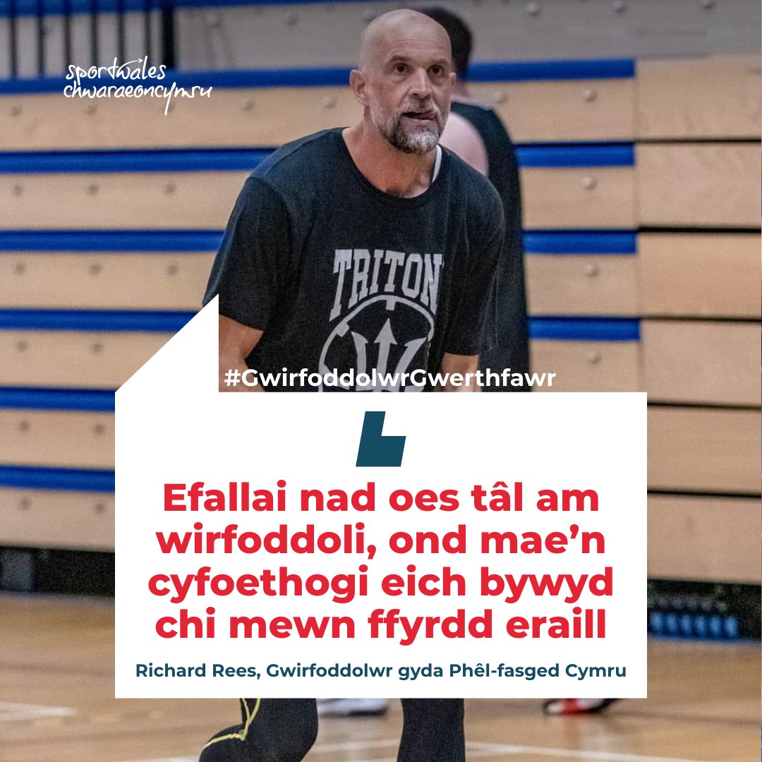 chwaraeon_cymru's tweet photo. Uchafbwynt y gwirfoddolwyr heddiw yw Richard Rees, sylfaenydd clwb pêl-fasged Tritons Sir Benfro, sydd wedi trawsnewid mynediad at chwaraeon yn yr ardal. 🏀

Fo sefydlodd Tritons Sir Benfro, gan greu clwb pêl-fasged mewn rhanbarth heb unrhyw ddarpariaeth o'r blaen, sy'n golygu nad oes raid i chwaraewyr lleol deithio pellteroedd maith mwyach i gymryd rhan. Lansiodd hefyd Gynghrair y Lleoliad Canolog, gan roi cyfleoedd chwarae rheolaidd i blant Dan 10 oed a Dan 13 oed - rhan hanfodol o Fframwaith Sylfeini Cymru a lansiwyd yn ddiweddar, y canllaw manwl sy'n helpu hyfforddwyr i ddarparu gweithgareddau chwaraeon a chorfforol diogel, hwyliog a datblygiadol i blant.

Ond nid dyma'r cyfan mae Richard wedi'i wneud... mae'r Tritons yn hynod gynhwysol ac ar agor i blant Dan 10 oed hyd at bobl hŷn.

Dywedodd Richard: "Efallai nad oes tâl am wirfoddoli, ond mae'n cyfoethogi eich bywyd chi mewn ffyrdd eraill. I bob un ohonom ni, roedd clywed y Ganolfan Hamdden yn llawn sŵn peli pêl-fasged yn bownsio a phlant yn cael hwyl yn wirioneddol werthfawr." ✨

Mae ymrwymiad Richard i ddarparu cyfleoedd i unrhyw un sy'n angerddol am bêl-fasged yn gwbl ysbrydoledig. Mae'r clwb yn anelu at ymuno â chynghrair pêl-fasged De Cymru y flwyddyn nesaf - rydyn ni'n edrych ymlaen yn fawr at weld beth sydd nesaf i'r clwb gwych yma!

#GwirfoddolwrGwerthfawr | @BasketballWales