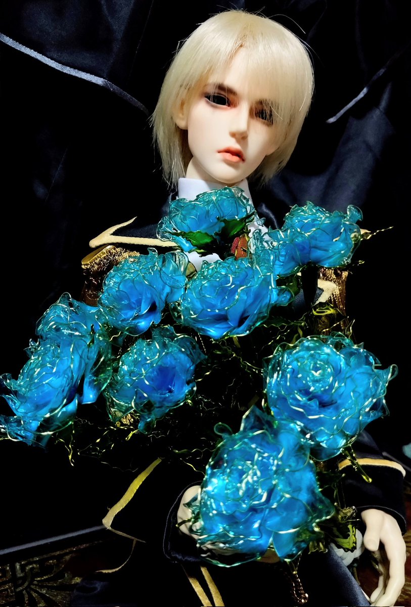 ZERO_Style_D's tweet photo. 今年は色んな色の薔薇を沢山作ったよ
写真撮ったのはミニ薔薇の青だけだったけど
道の駅に出しておいたら、あの色、こんな色とリクエストが次々とメモで書いてあって楽しかったので
全部作って出してみたら、全部売れた😄
顔は見えないけどお客様とのやり取りが嬉しかったです https://t.co/KKdFqmaq4X