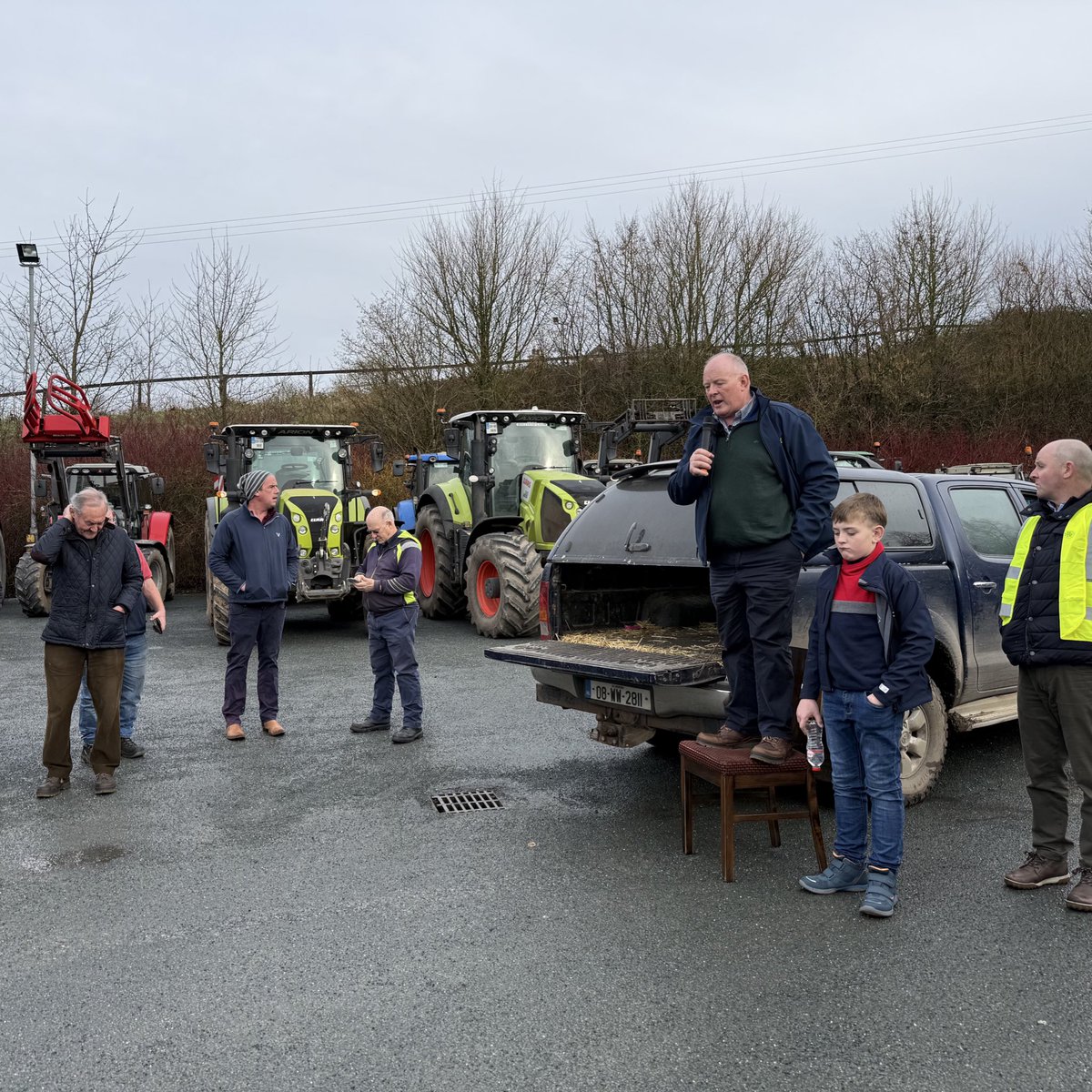 IFAmedia's tweet photo. 🛑 1️⃣ - Crookstown, Kildare 🏳️ 

Over 100 tractors have joined us between Farm Centre and Crookstown. Minister Martin Heydon joined us and addressed the crowd along with Francie. 

Next stop is Tullow Mart - ETA 1.30pm 🇨🇬 

#ForOurFarmingFuture