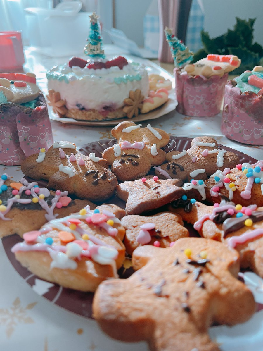 kieu_nr_'s tweet photo. みんなで早めのクリスマス会🎄
姪っ子とお姉ちゃんが作ったクッキーかわいい…愛おしい🥹

私はレアチーズケーキとカップケーキ作った‼️
おいしいね、楽しいねってできるの楽しかったぁʚ( ˘꒳​˘ )ɞ https://t.co/2CkGY0m2ro