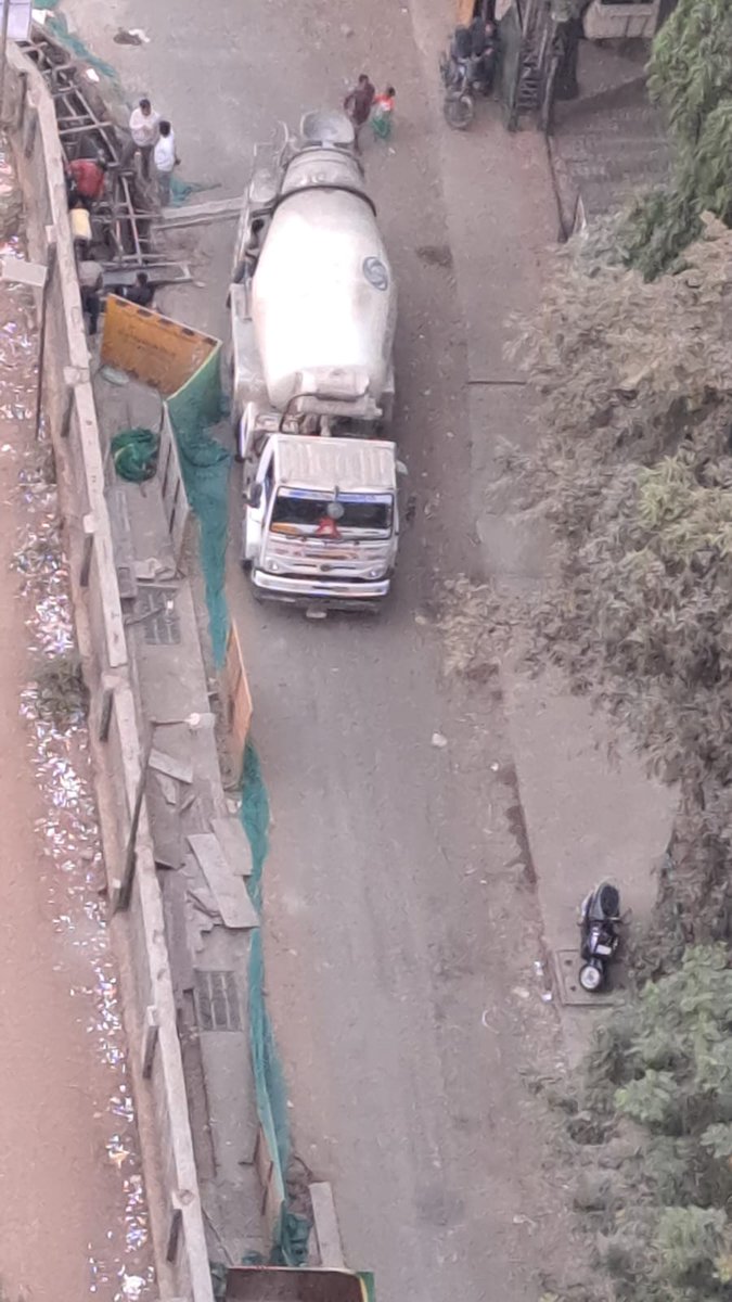 sanj_twitting's tweet photo. @mybmc @mybmcWardRN How do you expect to commute, truck occupy all the road since 5PM, whole day no work, contractor was too rude. This is at Rajendra Nagar, Patrakar Sadan Road, Borivali East. The simple ~30 meter work going since 15-Sep-2025. https://t.co/FHX56LJ7hW