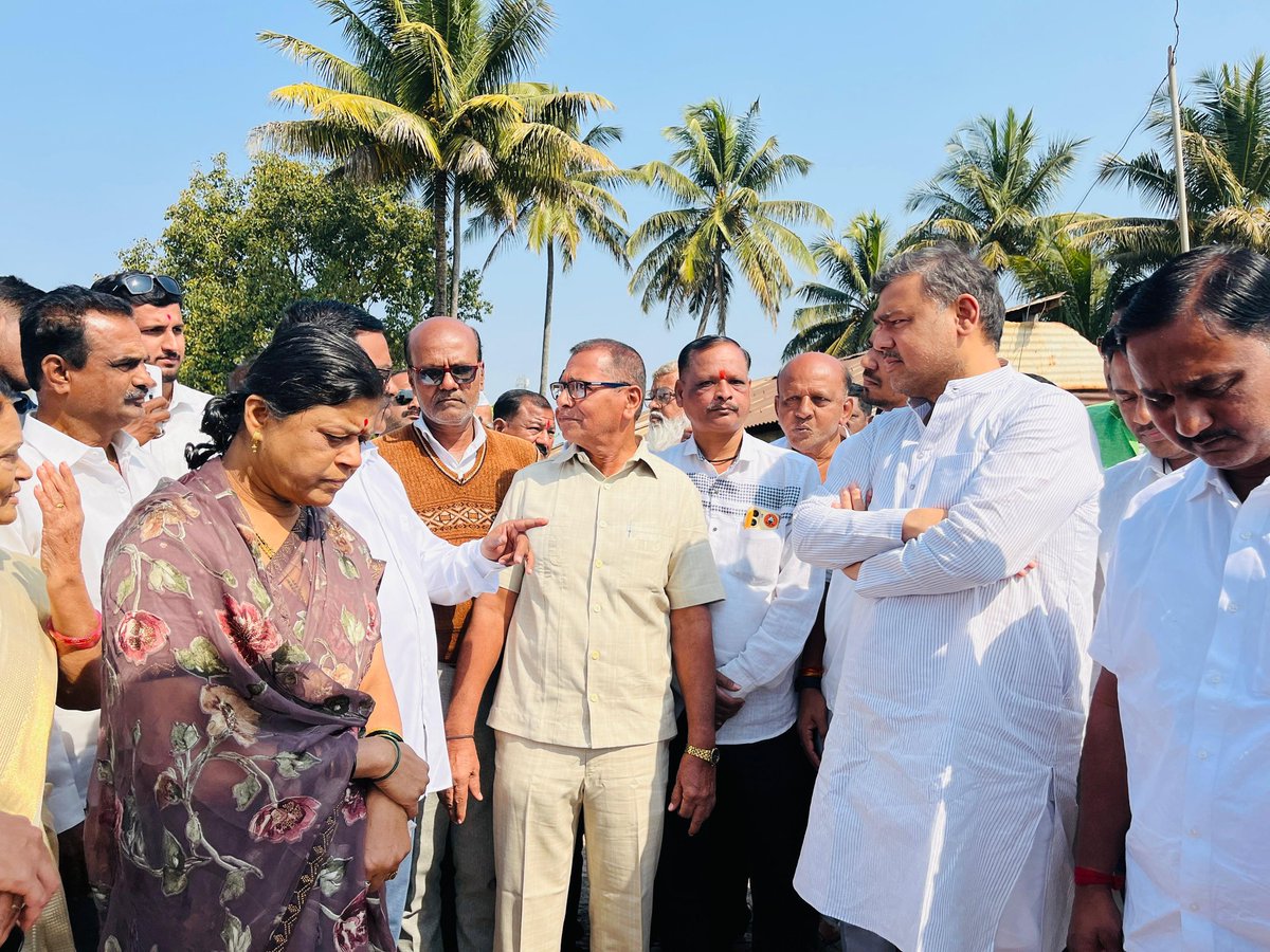 patilvishalvp's tweet image. वॉर्ड क्र. १३ मध्ये शामराव मगदुम आण्णा घर ते ऋतुराज यादव घर रस्ता डांबरीकरण करणे या (१२ लाख ४८ हजार) रकमेच्या कामाचे लोकार्पण परिसरातील नागरिक व मान्यवरांच्या समवेत केले. या विकासकामामुळे परिसरातील रस्ते सुविधा अधिक सुसज्ज होऊन येथील वाहतूक सुविधा सुलभ होईल. नागरिकांच्या…