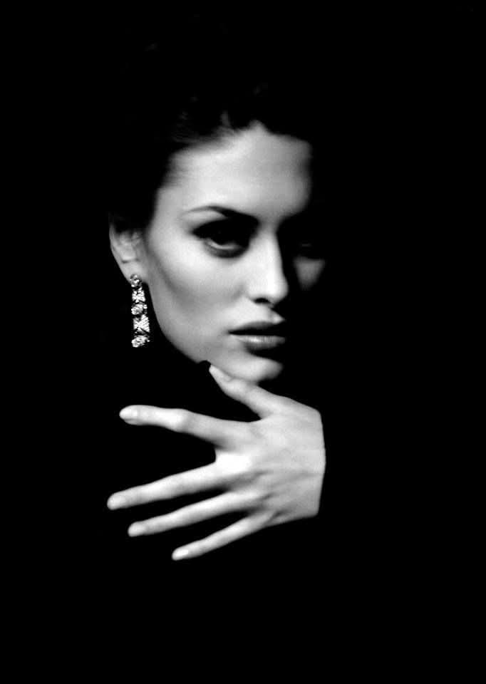 Люди, как двери...

имеют свойство закрываться.

И наступает такой момент...
когда уже никто не может не только открыть их... но и достучаться...